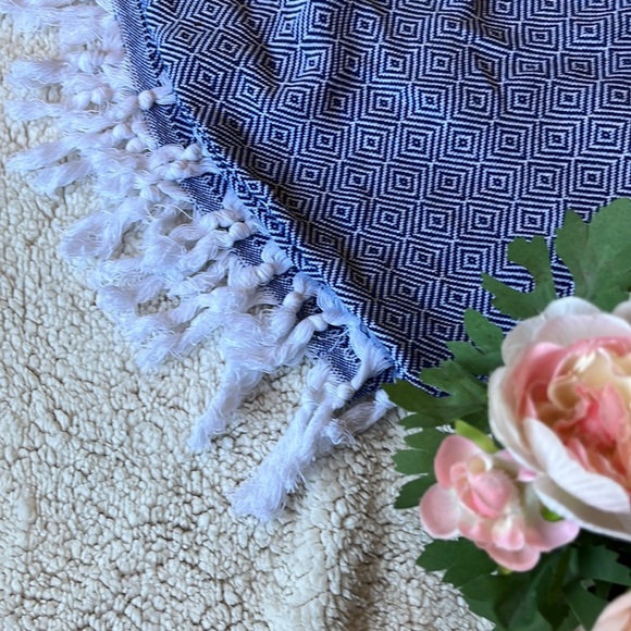 Trina Turk lightweight throw - Picture 3 of 6